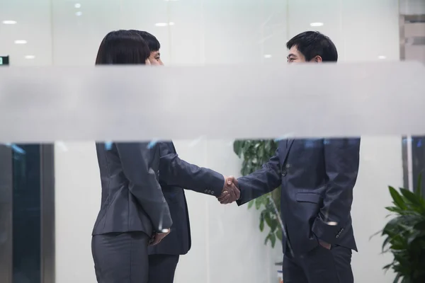 Negócios reunião de pessoas e apertar as mãos — Fotografia de Stock