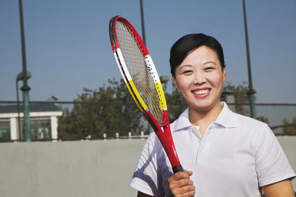 Mogen kvinna spela tennis — Stockfoto