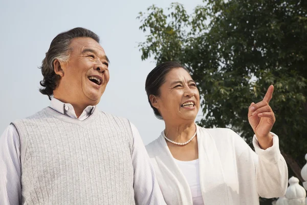 베이징에서 밖에 서 걷는 노인 부부 — 스톡 사진