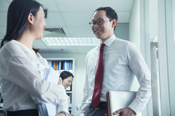 Ondernemers praten op het werk — Stockfoto