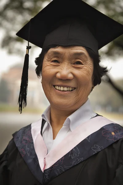 Portret van professor op de campus — Stockfoto