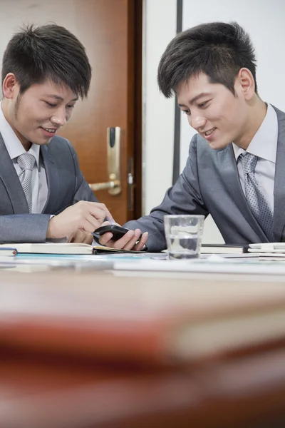 Des hommes d'affaires qui travaillent ensemble — Photo