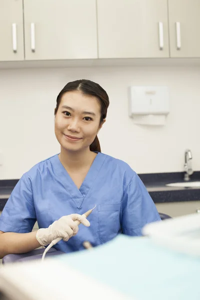 Portræt af kvindelig tandlæge assistent - Stock-foto
