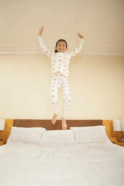 Kid hoppar på sängen — Stockfoto