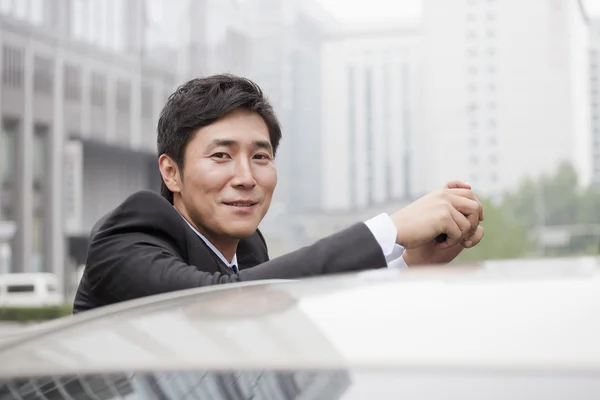 Businessman Leaning On Car — Stock Photo, Image