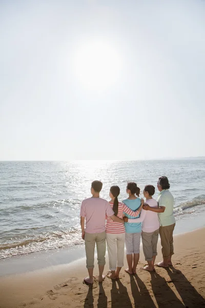 Família junto à praia — Fotografia de Stock