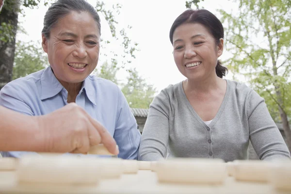 परिपक्व महिलाओं खेल रहे हैं चीनी चेकर — स्टॉक फ़ोटो, इमेज