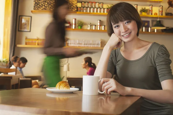 Portret van een jonge vrouw op een koffieshop — Stockfoto