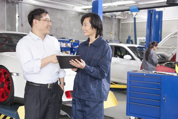 Businessman with Mechanic in Auto Repair Shop — Stock Photo, Image