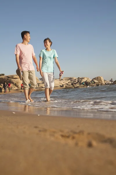 Vader en dochter wandelen langs de waterkant — Stockfoto