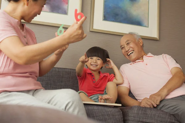 Sonson leker med mor-och farföräldrar — Stockfoto