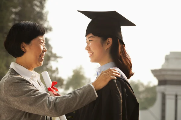 Mãe orgulhosa de um graduado — Fotografia de Stock