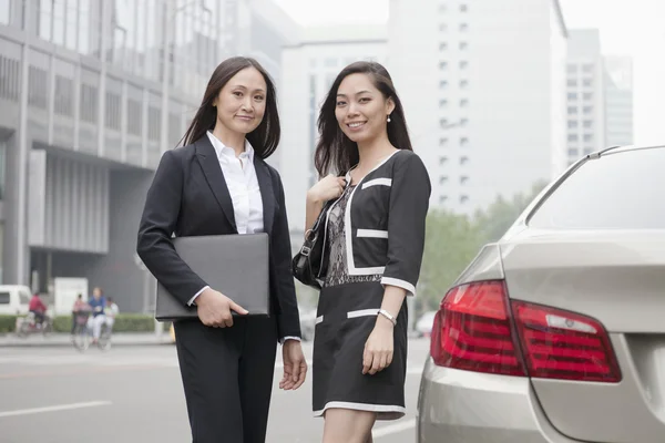 Femmes d'affaires debout sur la route — Photo