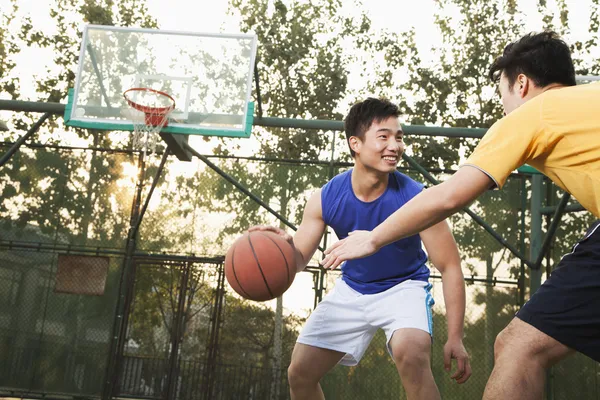 Två street basketspelare på basketplanen — Stockfoto