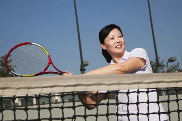 Зрелая женщина играет в теннис — стоковое фото