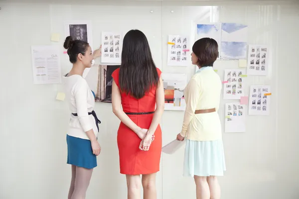 Businesswomen Looking At Wall of Ideas — Stock Photo, Image