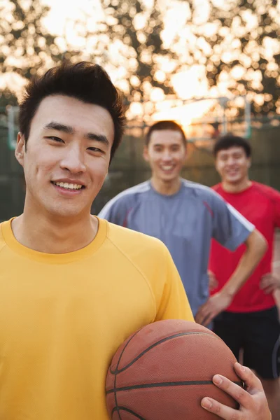 Teman-teman di lapangan basket, potret — Stok Foto