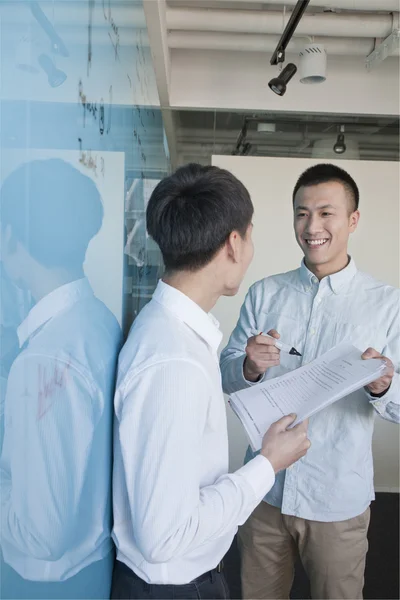 Coworkers discussing project — Stock Photo, Image