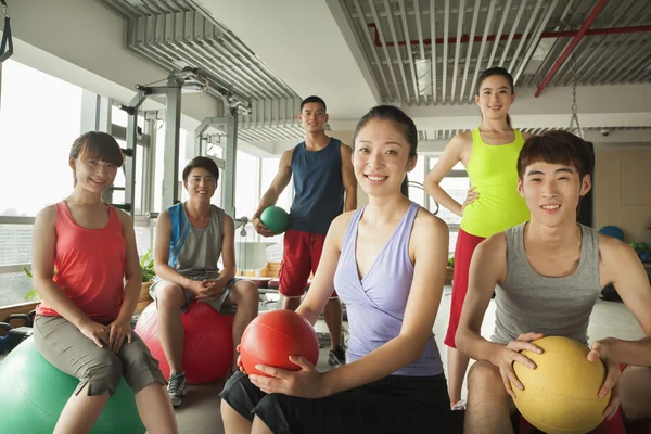 Group of young people in the gym — Stock Photo, Image