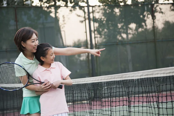 Mutter und Tochter spielen Tennis — Stockfoto