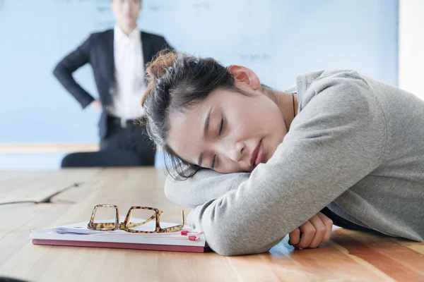 Jonge zakenvrouw slapen tijdens vergadering — Stockfoto