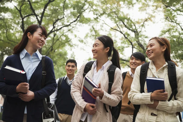 Studenten auf dem Campus — Stockfoto