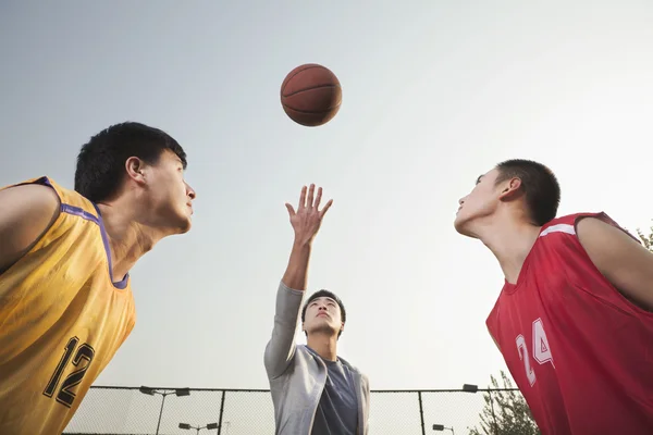 Basketball joueurs se battant pour un ballon — Photo