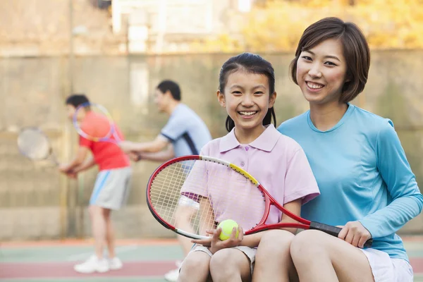 Anne ve kızı tenis oynamaya — Stok fotoğraf