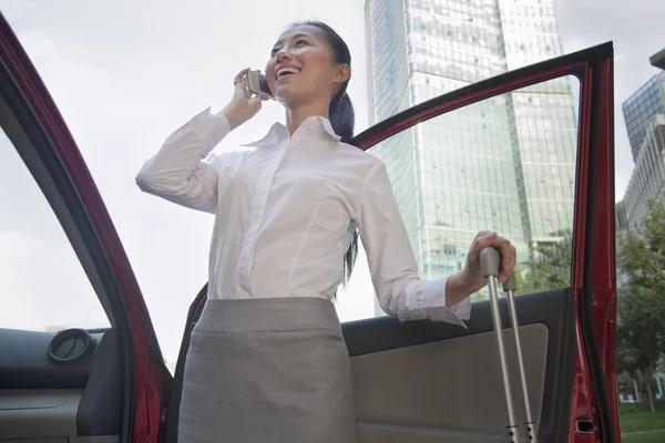 Mladá podnikatelka mimo její auto mluví po telefonu — Stock fotografie