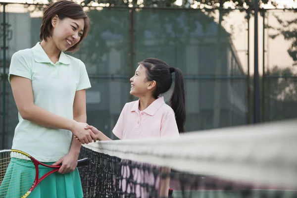 Mutter und Tochter spielen Tennis — Stockfoto