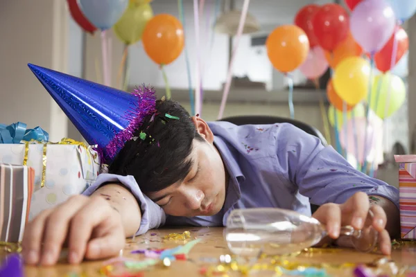 Man sover efter party på kontor — Stockfoto