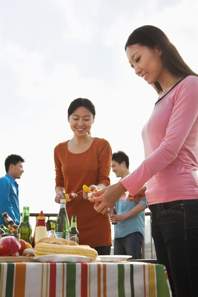 Group of Friends Having a Barbeque on a Rooftop — Stock Photo, Image
