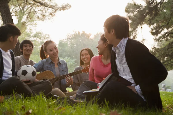 Teenager appendere fuori nel parco — Foto Stock