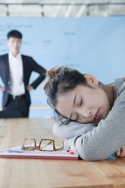 Jonge zakenvrouw slapen tijdens vergadering — Stockfoto