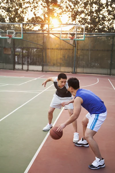 Dos jugadores de baloncesto callejeros en la cancha de baloncesto —  Fotos de Stock