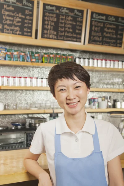 微笑在咖啡店的年轻店员的肖像 — 图库照片