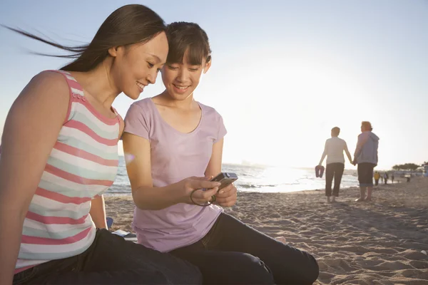 Madre e hija en la playa —  Fotos de Stock