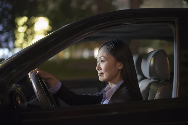 Geschäftsfrau fährt Auto — Stockfoto