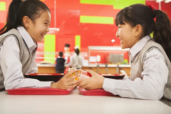 Okul kafeteryasında yemek üzerine konuşur — Stok fotoğraf