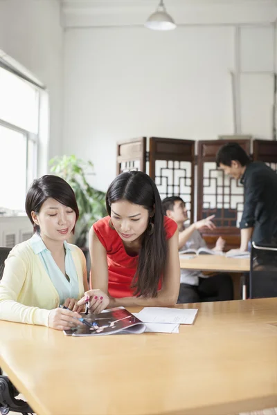 Les gens d'affaires travaillant dans Creative Office — Photo