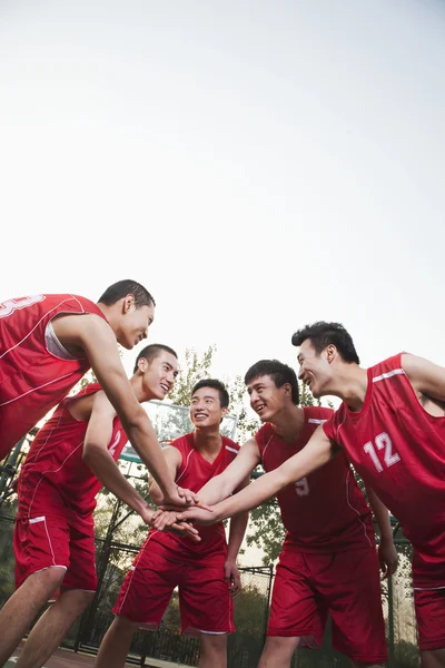 Equipe de basquete gating pronto para o jogo — Fotografia de Stock