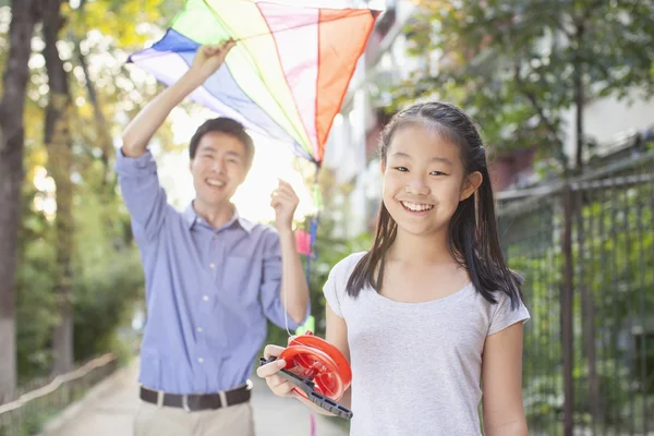 Father and Daughter Flying a Kite — Stock Photo, Image