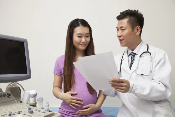 Doctor With Pregnant Woman — Stock Photo, Image