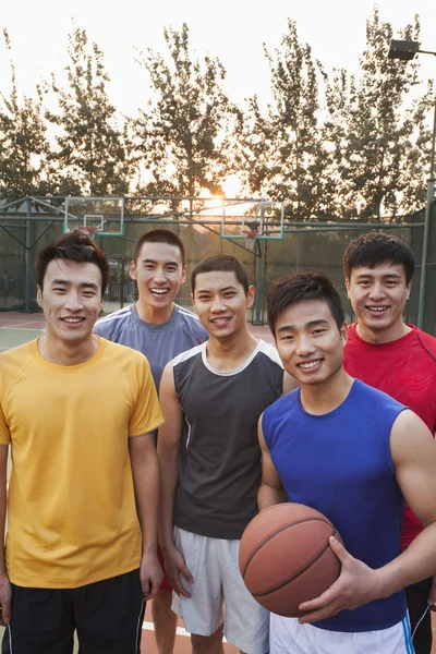 Teman-teman di lapangan basket, potret — Stok Foto