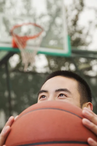 Anak muda dengan bola basket di lapangan basket — Stok Foto