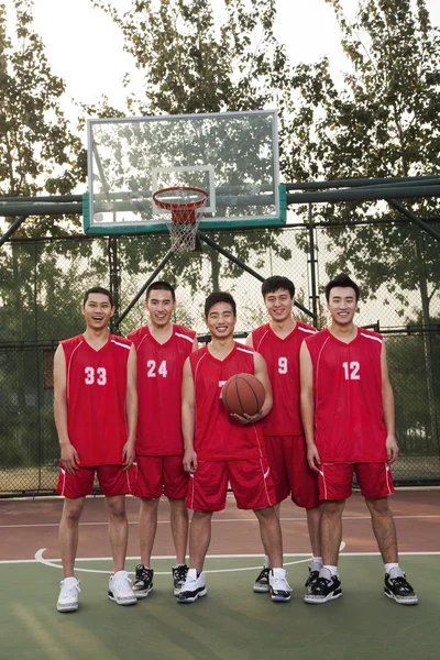 Μόνιμη ομάδα μπάσκετ και χαμογελαστός, πορτρέτο — Φωτογραφία Αρχείου
