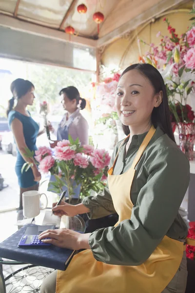 Florist arbetar i blomsteraffär — Stockfoto