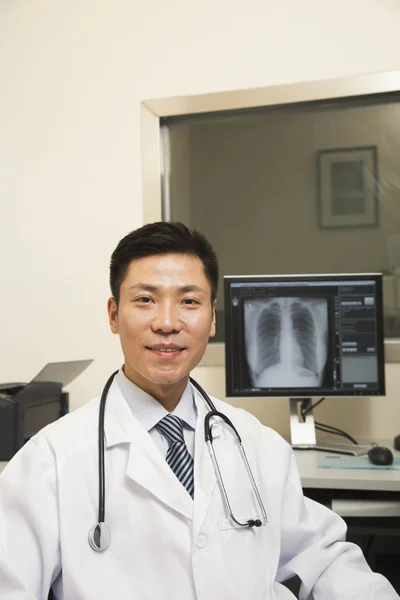 Portrait Of Male Doctor — Stock Photo, Image