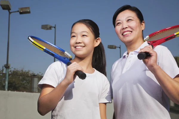 Mor och dotter spela tennis — Stockfoto