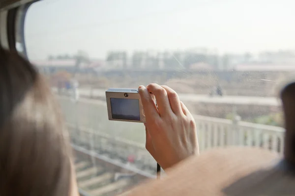 列車の窓の外の写真を撮る女性 — ストック写真